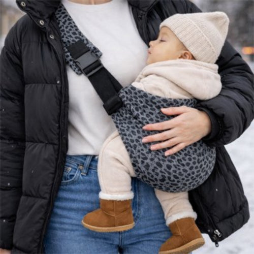 Porte bebe gris maman porte son bebe dors face  