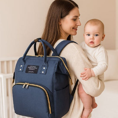 Sac a langer bleu nuit maman porte au dos avec bebe dans les bras