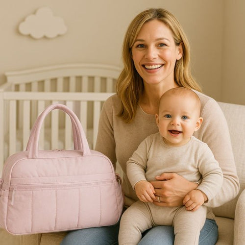 sac a langer maman assise bebe sur ses pieds