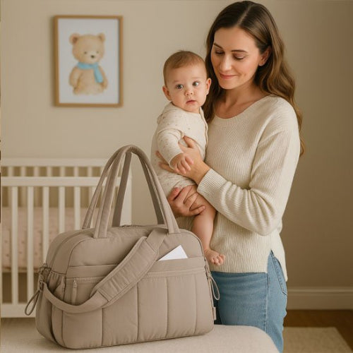 sac a langer maman tient son bebe dans les bras