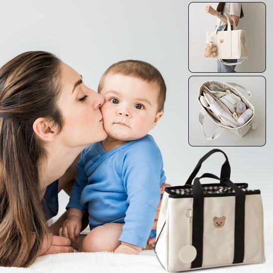 Sac à langer-noir-à-coté-maman-fait bisous-à-bébé