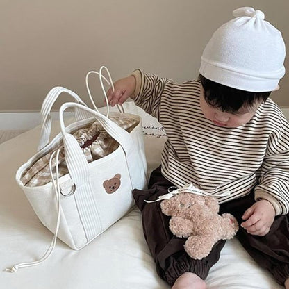 Sac à langer-ours-blanc-bébé-assis-à-côté 