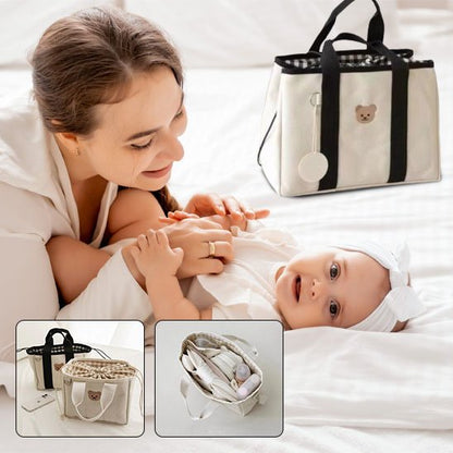 Sac à langer-ours-noir-maman-entrain-de-changer-son-bébé