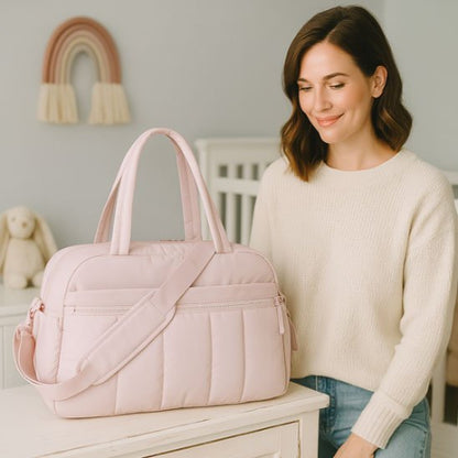 Sac a langer rose dans la chambre bebe