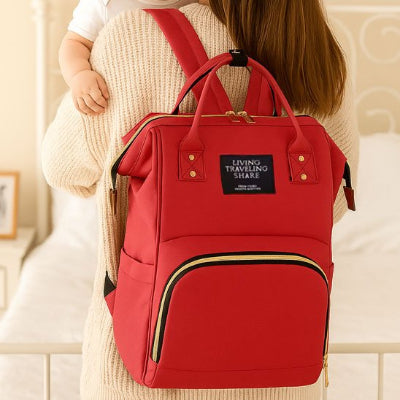 Sac a langer rouge au dos de maman